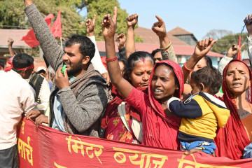 प्रहरीलाई माथिकाे आदेश आएपछि अघि बढ्याे मिटरब्याजपीडितकाे सिट्टी जुलुस (फाेटाे फिचर)